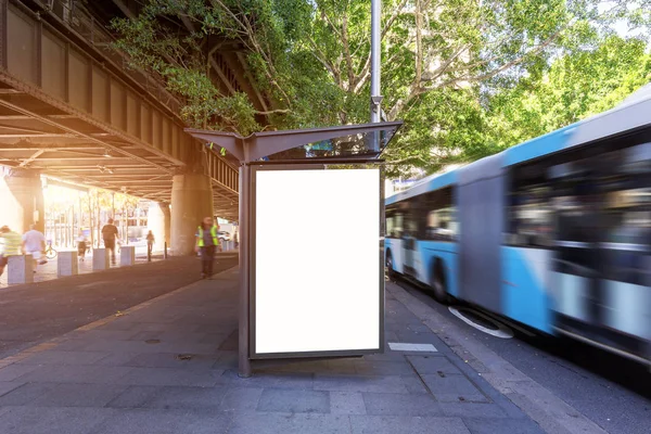 オーストラリアのシドニー市内のバス停の横にあるライト ボックス広告 ロイヤリティフリーのストック写真