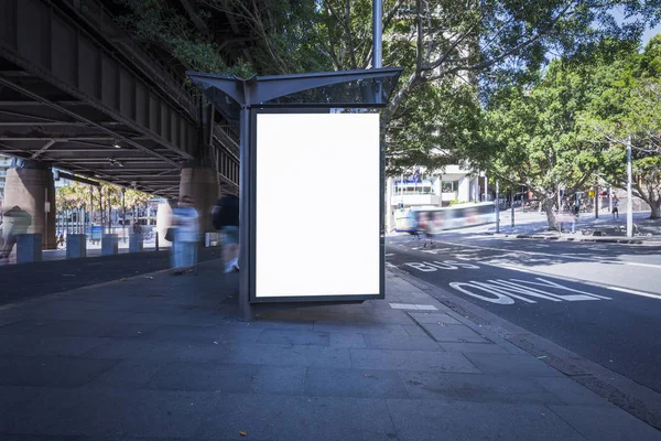 オーストラリアのシドニー市内のバス停の横にあるライト ボックス広告 ストック写真