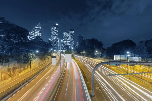Sidney, Avustralya 'da atardamar yolunda trafik vardı.