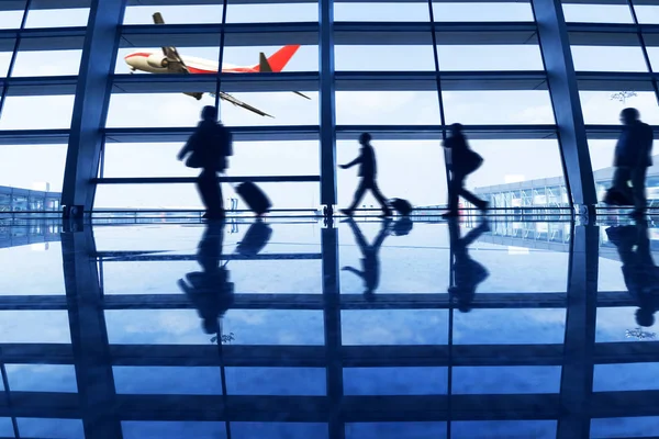 Busy Airport Terminal Walking Passengers — Stock Photo, Image