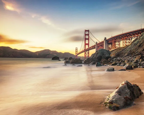 Goldener Sonnenuntergang Auf Der Golden Gate Bridge San Francisco lizenzfreie Stockbilder