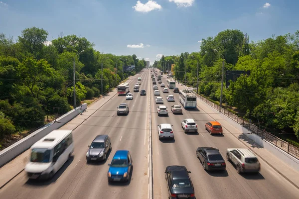 Trafik akışı sırasında acele saat sıcak güneşli karayolu üzerinde. Çok şeritli otoyol ve büyük intracity Otoban Otoban olduğunu