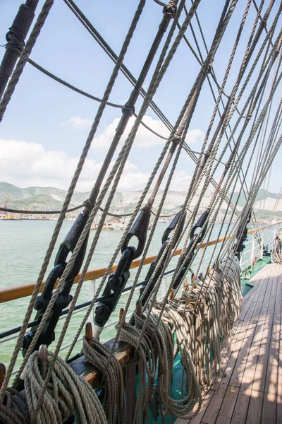 Halatlar ve Ahşap Yelkenli pruva üzerinde ayakkabısı