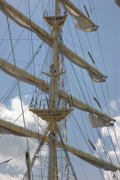 Ropes Cleats Bow Wooden Sailboat — Stock Photo, Image