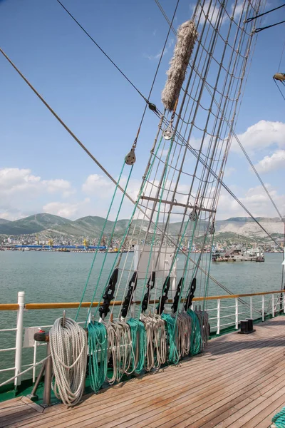 Halatlar ve Ahşap Yelkenli pruva üzerinde ayakkabısı