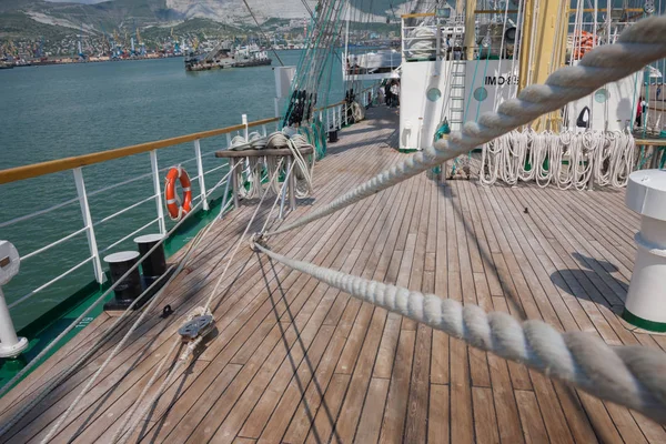 Halatlar ve Ahşap Yelkenli pruva üzerinde ayakkabısı