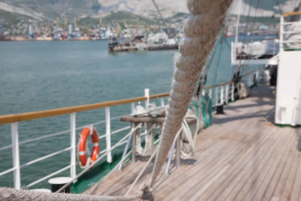 Halatlar ve Ahşap Yelkenli pruva üzerinde ayakkabısı