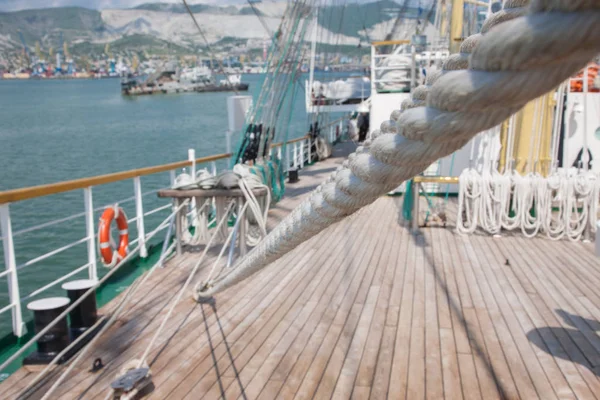 Halatlar ve Ahşap Yelkenli pruva üzerinde ayakkabısı