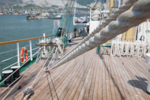 Halatlar ve Ahşap Yelkenli pruva üzerinde ayakkabısı