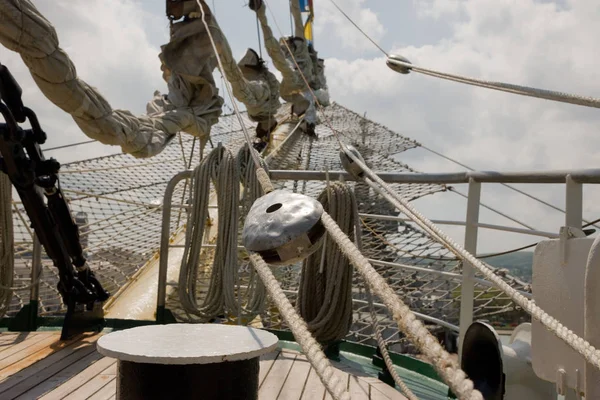 Halatlar ve Ahşap Yelkenli pruva üzerinde ayakkabısı