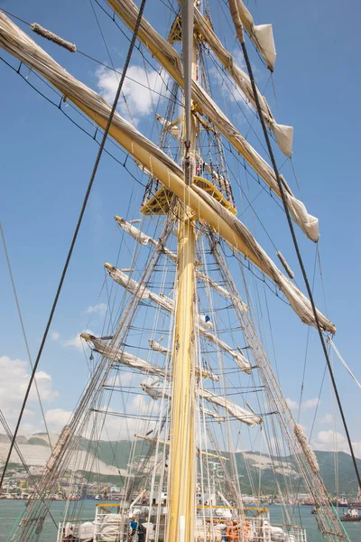 Halatlar ve Ahşap Yelkenli pruva üzerinde ayakkabısı