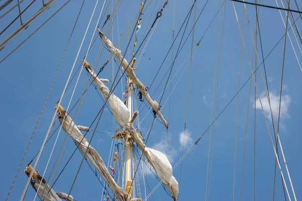 Halatlar ve Ahşap Yelkenli pruva üzerinde ayakkabısı