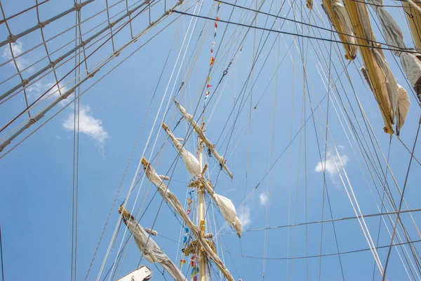 Halatlar ve Ahşap Yelkenli pruva üzerinde ayakkabısı