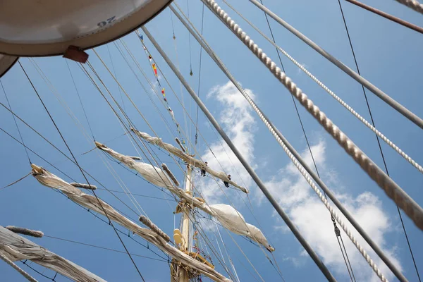 Halatlar ve Ahşap Yelkenli pruva üzerinde ayakkabısı