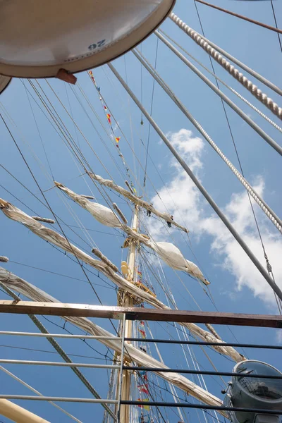 Halatlar ve Ahşap Yelkenli pruva üzerinde ayakkabısı