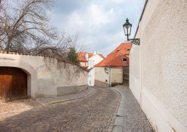 Arnavut kaldırımlı dar sokak ve küçük eski evlerin Novy Svet, Hradcany bölgesi, Prague, Çek Cumhuriyeti