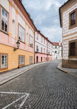 Arnavut kaldırımlı dar sokak ve küçük eski evlerin Novy Svet, Hradcany bölgesi, Prague, Çek Cumhuriyeti