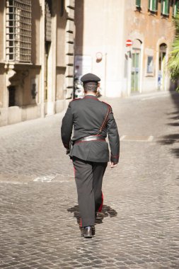 Bir İtalyan polis sokakta yürürken