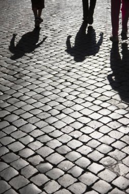 Bir kaldırım taşı kaldırım üzerinde insanların net gölgeler