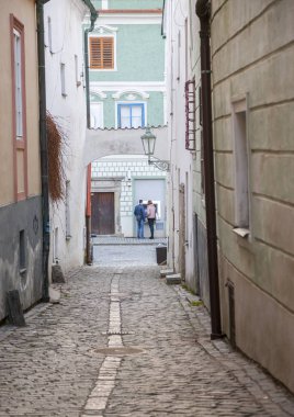 Antik Avrupa sokak kaldırım taşı döşeli cadde Vintage sokak ışıkları