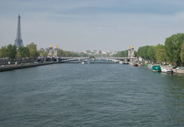 Seine köprü görünümünü Paris