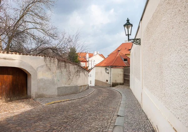 Arnavut kaldırımlı dar sokak ve küçük eski evlerin Novy Svet, Hradcany bölgesi, Prague, Çek Cumhuriyeti