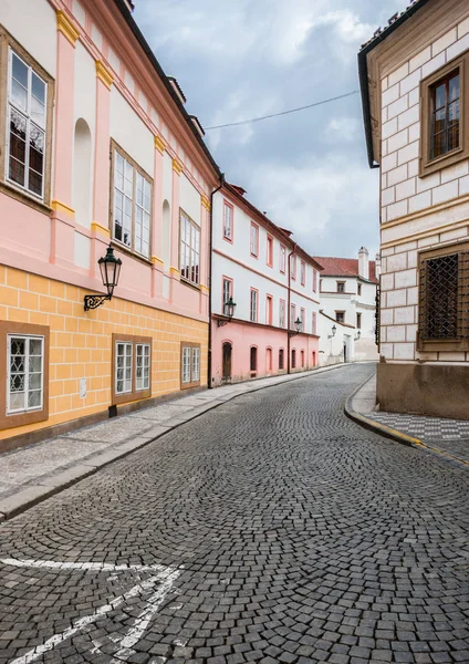Arnavut kaldırımlı dar sokak ve küçük eski evlerin Novy Svet, Hradcany bölgesi, Prague, Çek Cumhuriyeti