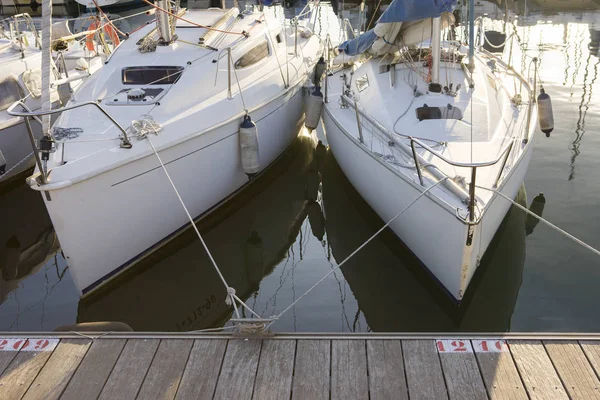 İskelede Yelkenli Yatlar