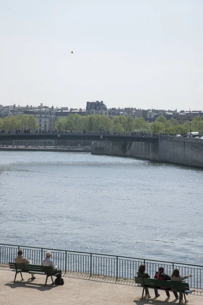 People Benches Embankment River Paris — Stock Photo, Image