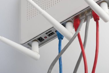 RG-45 bağlayıcıları kullanarak yönlendiriciler geçmek için ağ kabloları