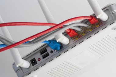 RG-45 bağlayıcıları kullanarak yönlendiriciler geçmek için ağ kabloları