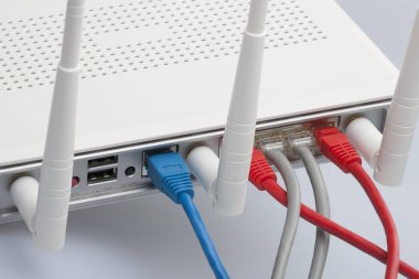 RG-45 bağlayıcıları kullanarak yönlendiriciler geçmek için ağ kabloları
