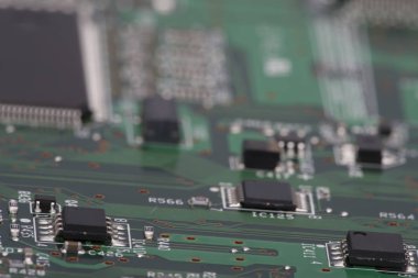 Elektronik komponentler aygıt yönetim kurulu cips diyotlar kapasitörler bobinler üzerinde monte edilir