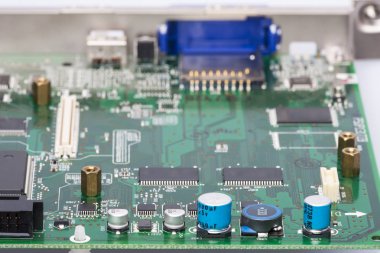 Elektronik komponentler aygıt yönetim kurulu cips diyotlar kapasitörler bobinler üzerinde yakın çekim monte edilir