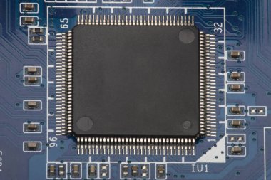 Elektronik pano. Yönetim Kurulu öğeleri özellikleri: cips, diyotlar, kapasitörler, bobinleri. Sığ derinlik-in tarla. Arka plan olarak kullanılabilir. Bir yazıt için bir yer var..