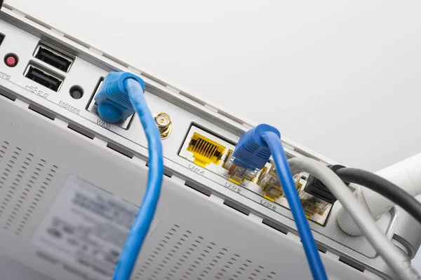 Conectando Cabos Rede Para Alternar Roteadores Usando Conectores — Fotografia de Stock