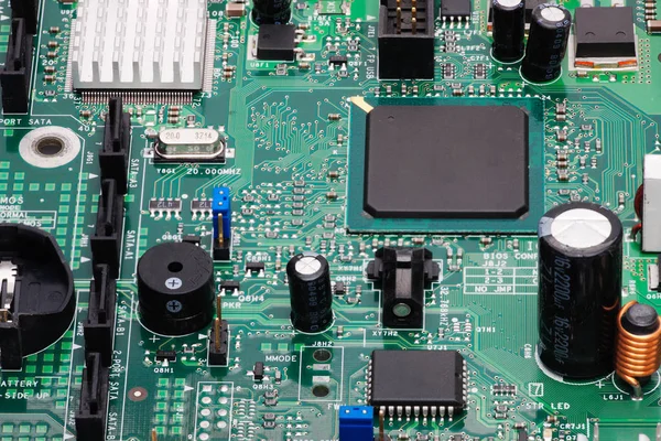 Componentes Eletrônicos São Montados Placa Dispositivo Chips Diodos Capacitores Sufoca — Fotografia de Stock