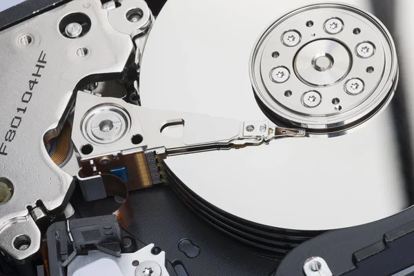 Gedemonteerde Harddisk Platen Met Oppervlakken Hoofd Van Werkeenheid Zijn Zichtbaar — Stockfoto