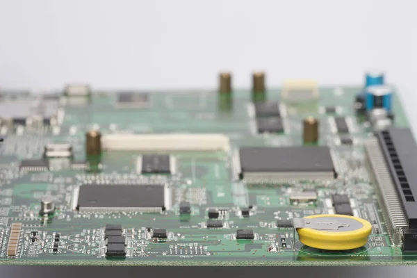 Elektronické součástky jsou namontovány na zařízení Rada čipů diod kondenzátory cívky detail — Stock fotografie