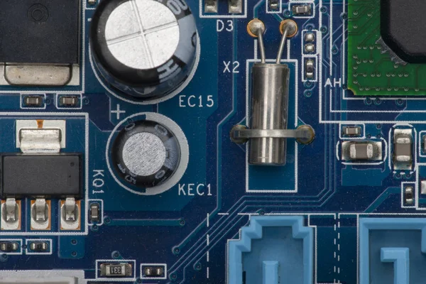 Tablero electrónico. La placa cuenta con elementos: chips, diodos, condensadores, estranguladores. Profundidad de campo superficial. Se puede utilizar como fondo. Hay un lugar para una inscripción . — Foto de Stock