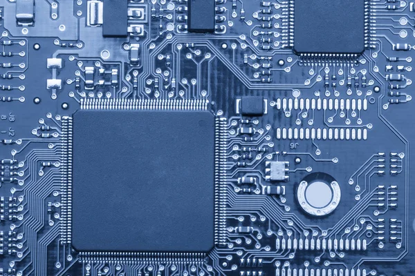 Elektronik pano. Yönetim Kurulu öğeleri özellikleri: cips, diyotlar, kapasitörler, bobinleri. Sığ derinlik-in tarla. Arka plan olarak kullanılabilir. Bir yazıt için bir yer var..