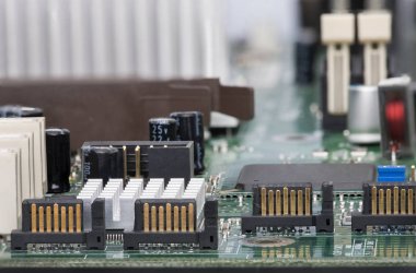 Elektronik komponentler aygıt yönetim kurulu cips diyotlar kapasitörler bobinler üzerinde monte edilir