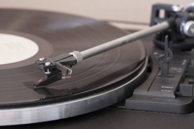 Vinil disk oyuncu konsepti vintage ses yakın çekim