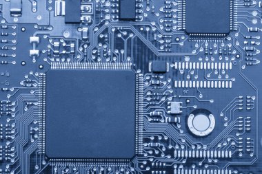 Elektronik pano. Yönetim Kurulu öğeleri özellikleri: cips, diyotlar, kapasitörler, bobinleri. Sığ derinlik-in tarla. Arka plan olarak kullanılabilir. Bir yazıt için bir yer var..