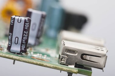 Elektronik komponentler aygıt yönetim kurulu cips diyotlar kapasitörler bobinler üzerinde monte edilir