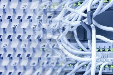 Elektronik iletişim cihazları: anahtarları, kablolar ve konektörler, birbirine bağlayan yönlendiriciler, yama panelleri. Soyut resim, arka plan olarak kullanılabilir.