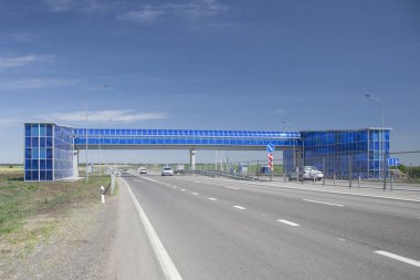 Yaya Köprüsü yayalar modern otoyolu modern bir otoyol için donatılmış güvenlik kavramı uygun olarak