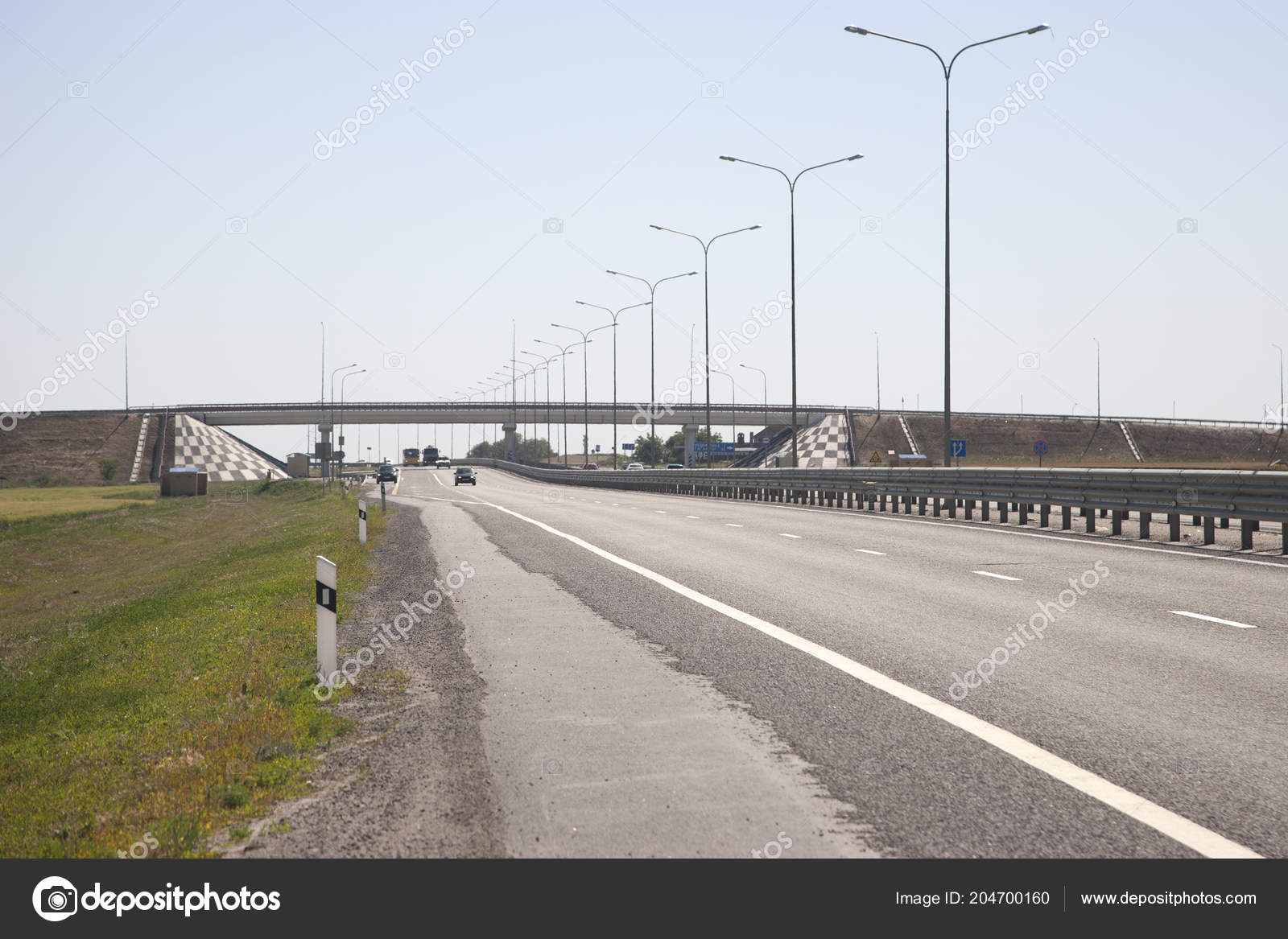 Autobahn Auf Der Linken Seite Des Zauns Einem Unscharfen Hintergrund Stockfoto C Biggur