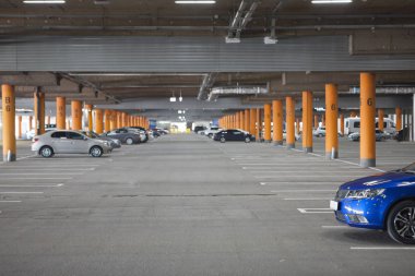 Yer altı otoparkı büyük bir alışveriş merkezi var. Çok araba değildir. Görüntü arka plan olarak kullanılabilir, metin yerleşimi için oda
