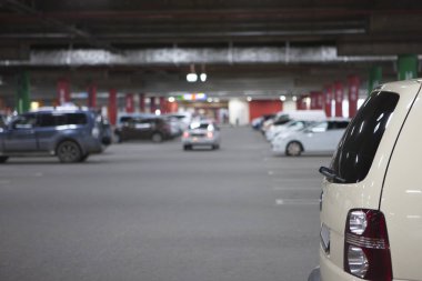 Yer altı otoparkı büyük bir alışveriş merkezi var. Çok araba değildir. Görüntü arka plan olarak kullanılabilir, metin yerleşimi için oda